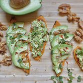 Süßkartoffel-Avocado-Toast mit Grünkohl Microgreens