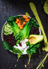 Asiatische Superfood-Reis-Bowl mit Microgreens und Honig-Ingwer-Chili Dip