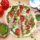 Pesto-Tortilla-Pizza mit Brokkoli-Microgreens
