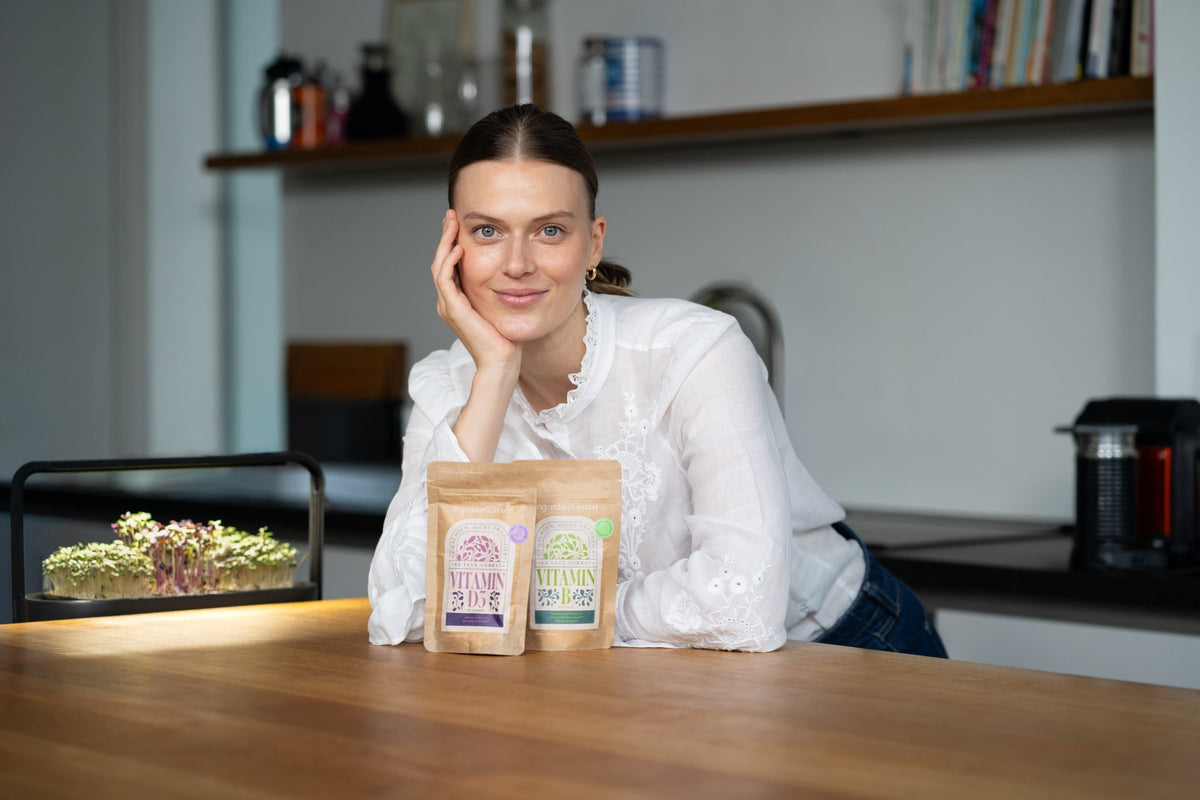 Frau in der Küche mit den Beuteln ingarden grown Vitamin D3 und Vitamin B